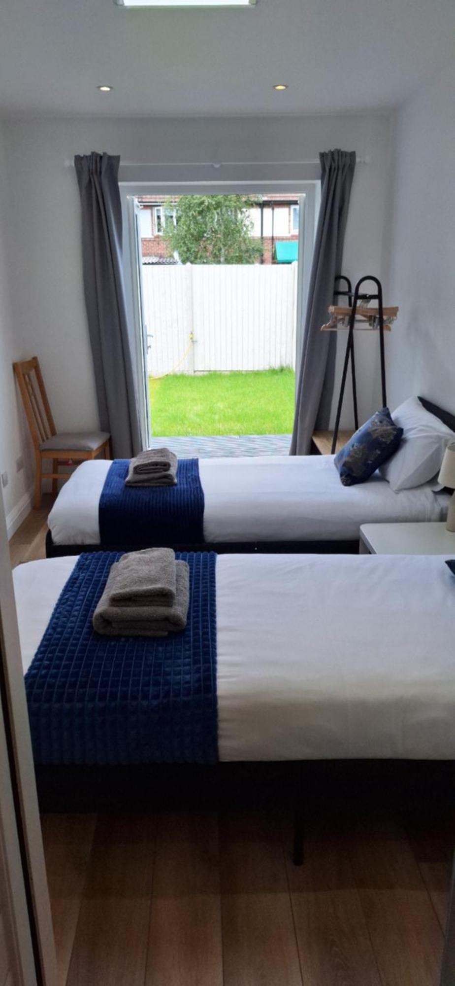 New 3 Bedrooms Flat In Ashford Near Heathrow Buitenkant foto